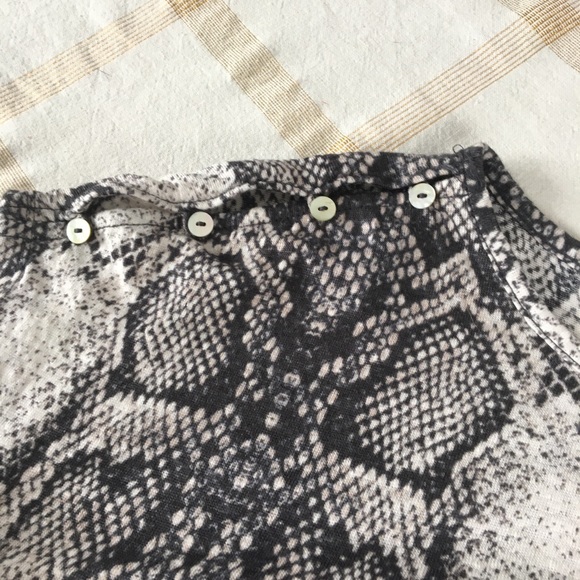 CHRISTIAN SIRIANO NY M SNAKE PRINT BUTTON SHOULDERS DETAILING TOP - Picture 5 of 12